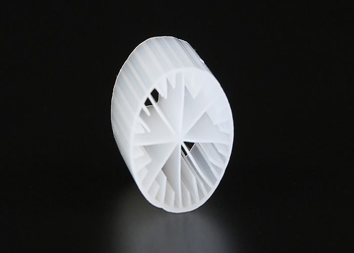 Biały Medium Filtrujące MBBR 15*15mm Wielkość Materiał HDPE do oczyszczania ścieków