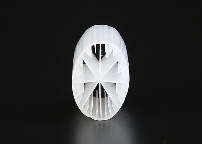 Biały Medium Filtrujące MBBR 15*15mm Wielkość Materiał HDPE do oczyszczania ścieków