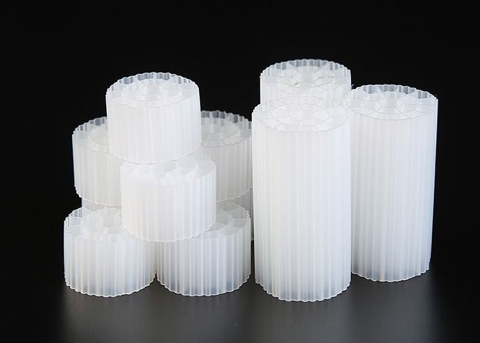 35 mm x 18 mm Wielkość Virgin HDPE Materiał MBBR Bio Media PE07 Do akwariów