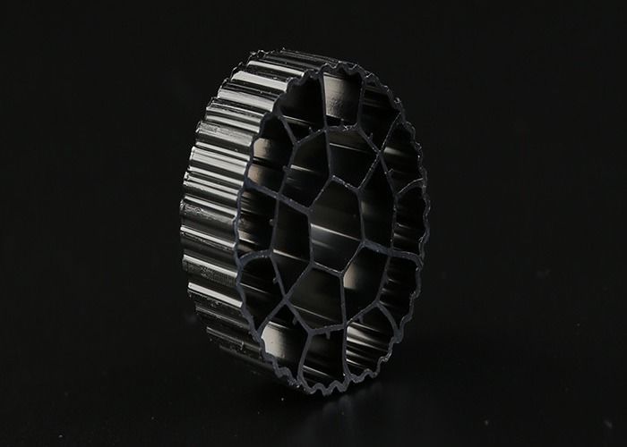 Czarny kolor Plastic MBBR Kaldnes K1 MBBR Bio Media HDPE Materiał 25mm X 12mm Wielkość