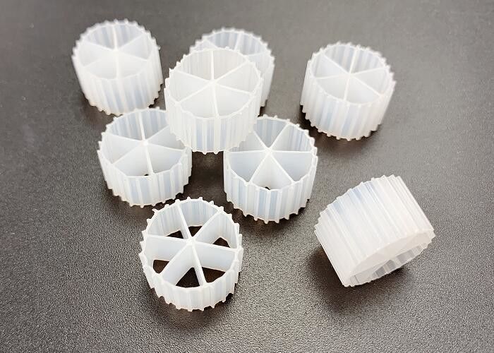 Biały Kolor FDA Bezpieczny materiał HDPE Poruszające łóżko Biofilm Reaktor Żywotność 15 lat